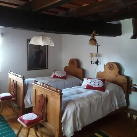 Muemlek Paraszthaz *