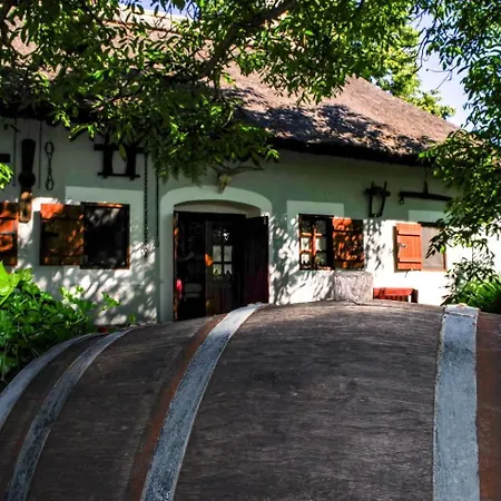 Muemlek Paraszthaz Holiday home *