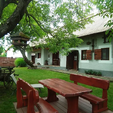 Muemlek Paraszthaz *