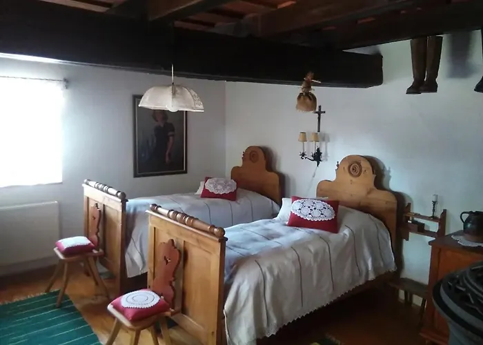 Muemlek Paraszthaz *