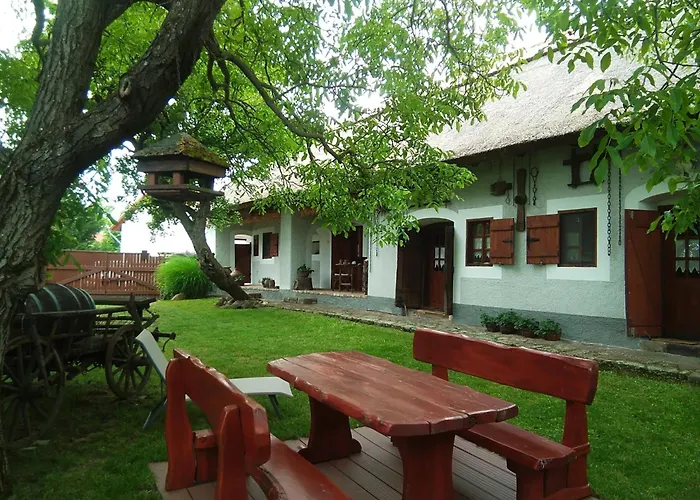 Muemlek Paraszthaz *